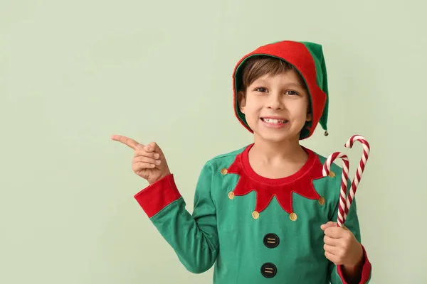 Söt Liten Alv Med Godis Käppar Pekar Något Färg Bakgrund — Stockfoto