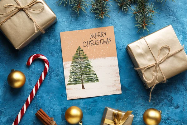 带有文本Merry Christmas的贺卡 蓝色背景的礼品和装饰 — 图库照片