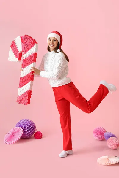 Mulher Bonita Chapéu Santa Com Pinata Cana Açúcar Fundo Cor — Fotografia de Stock