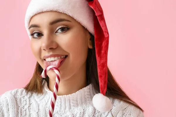 Hermosa Mujer Sombrero Santa Con Bastón Caramelo Sobre Fondo Color — Foto de Stock