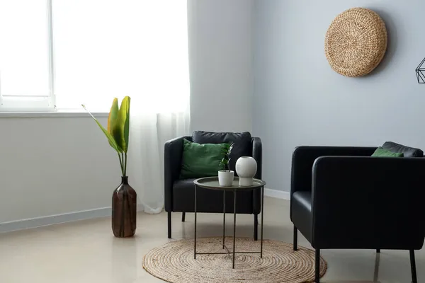 Interior Elegante Sala Estar Con Sillones Negros Mesa — Foto de Stock