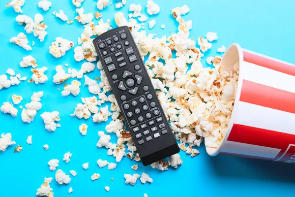 Moderne Fernbedienung Und Eimer Mit Popcorn Auf Farbigem Hintergrund — Stockfoto