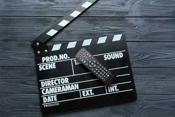 Moderno Control Remoto Clapperboard Sobre Fondo Madera Oscura — Foto de Stock