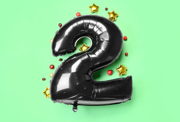 Černý Balón Tvaru Obrázku Vánoční Koule Zeleném Pozadí — Stock fotografie