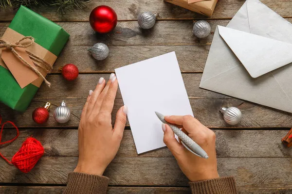 Mujer Escribiendo Carta Sobre Mesa Madera Con Decoración Navideña — Foto de Stock