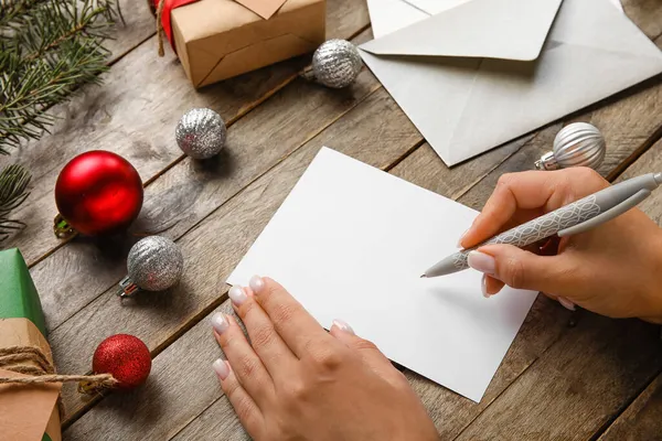 Mujer Escribiendo Carta Sobre Mesa Madera Con Decoración Navideña — Foto de Stock