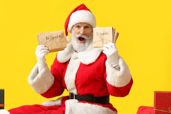 Überrascht Weihnachtsmann Mit Buchstaben Auf Farbigem Hintergrund — Stockfoto