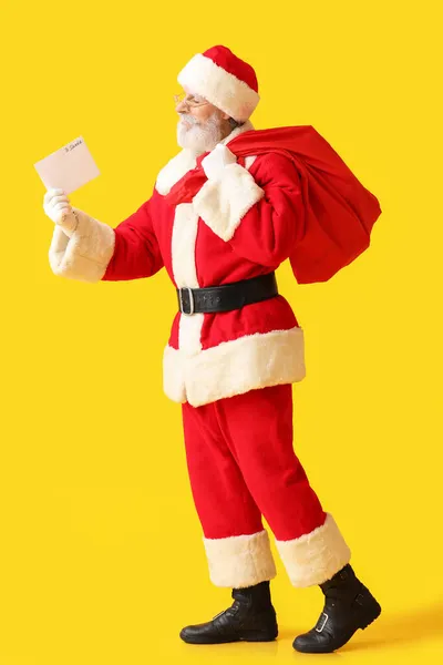 Papai Noel Com Letra Saco Saco Fundo Cor — Fotografia de Stock