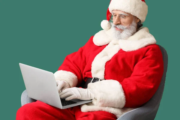 Santa Claus Nowoczesnym Laptopem Tle Koloru — Zdjęcie stockowe