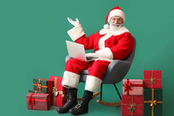 Santa Claus Laptop Gifts Color Background — Stock Photo, Image