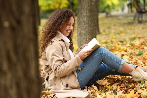 Young Smiling African American Woman Reading Book Autumn Park — Stock Photo, Image
