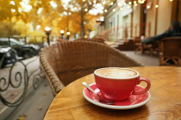 Tazza Caffè Gustoso Sul Tavolo Caffè All Aperto — Foto Stock