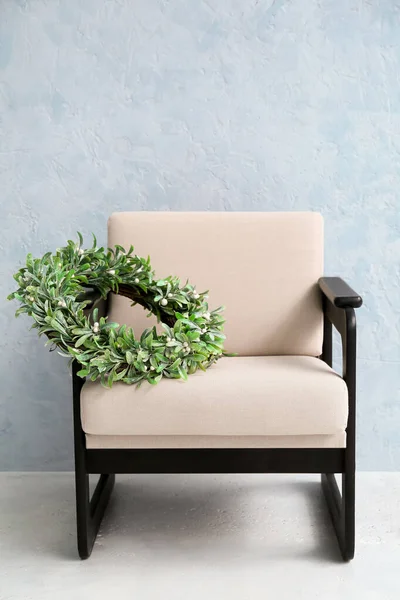 Comfortable Armchair Christmas Wreath Color Wall — Stock Photo, Image