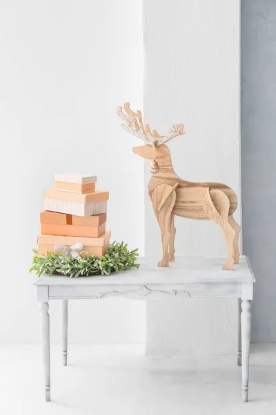 Table Avec Couronne Noël Coffrets Cadeaux Rennes Bois Près Mur — Photo