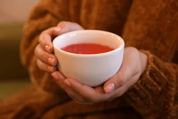 Vrouw Met Kopje Warme Thee Café Close — Stockfoto