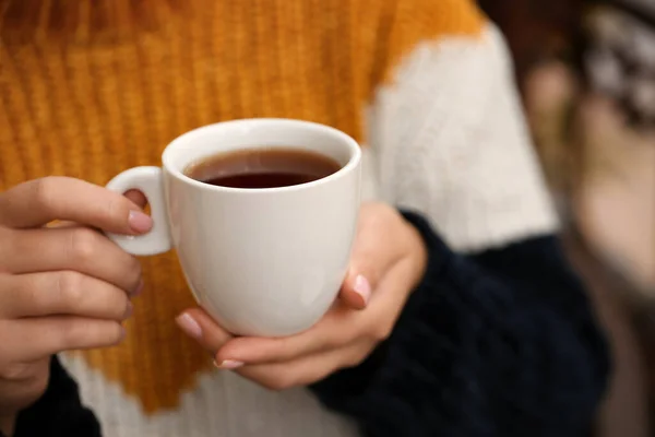 Femme Boire Thé Dans Café — Photo