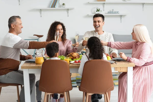 Glückliche Familie Hebt Gläser Tisch Und Feiert Erntedankfest — Stockfoto