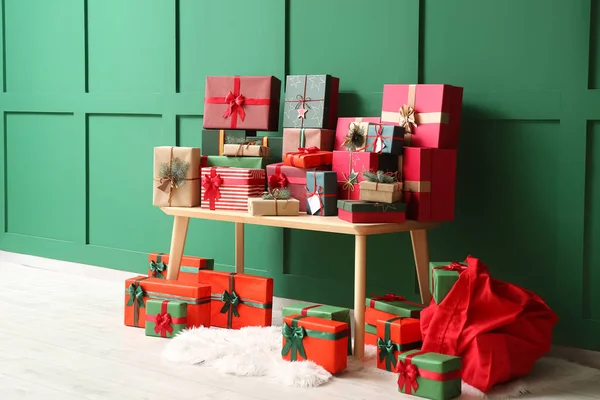Wooden Bench Christmas Gifts Santa Bag Green Wall — Stock Photo, Image