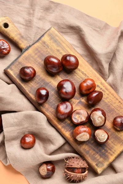Wooden Board Chestnuts Color Background Closeup — Stock Photo, Image