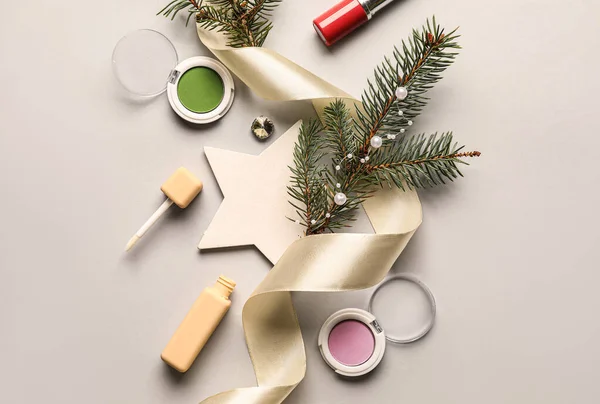 Προϊόντα Μακιγιάζ Κλαδί Ελάτης Και Χριστουγεννιάτικη Διακόσμηση Ανοιχτό Φόντο — Φωτογραφία Αρχείου