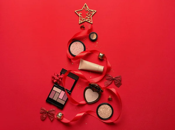 Kerstboom Gemaakt Van Make Cosmetica Decor Rode Achtergrond — Stockfoto