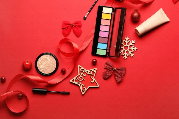 Vánoční Dekorace Make Kosmetika Červeném Pozadí — Stock fotografie