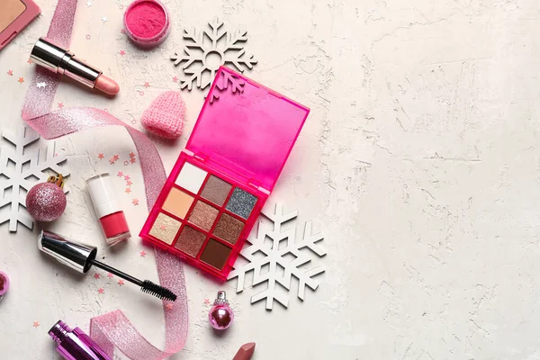 Cosmétiques Maquillage Avec Décor Noël Sur Fond Clair — Photo