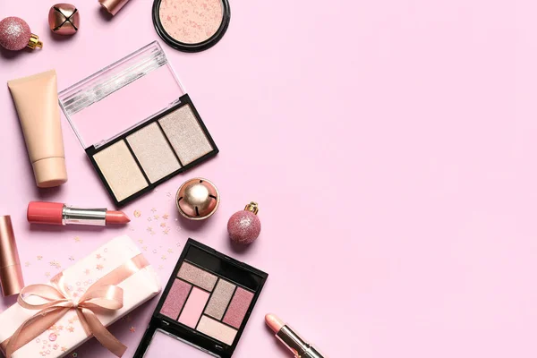Makeup Kosmetika Med Julinredning Rosa Bakgrund — Stockfoto