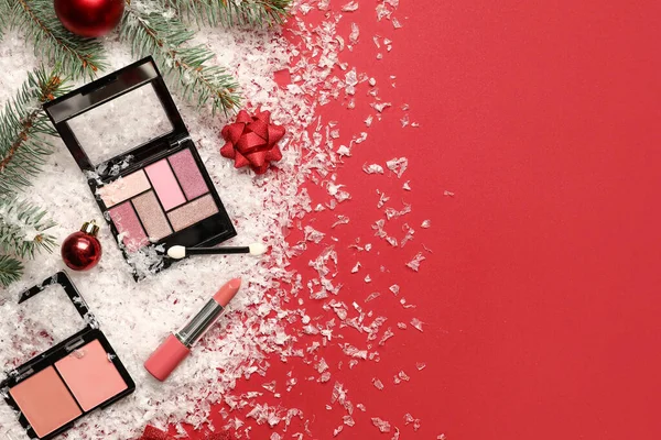 Cosmétiques Maquillage Avec Décor Noël Branche Sapin Sur Fond Rouge — Photo