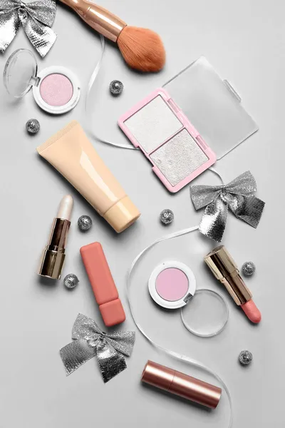 Make Cosmetica Met Kerstdecor Lichte Achtergrond — Stockfoto