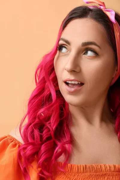 Красивая Женщина Необычными Яркими Волосами Цветном Фоне — стоковое фото
