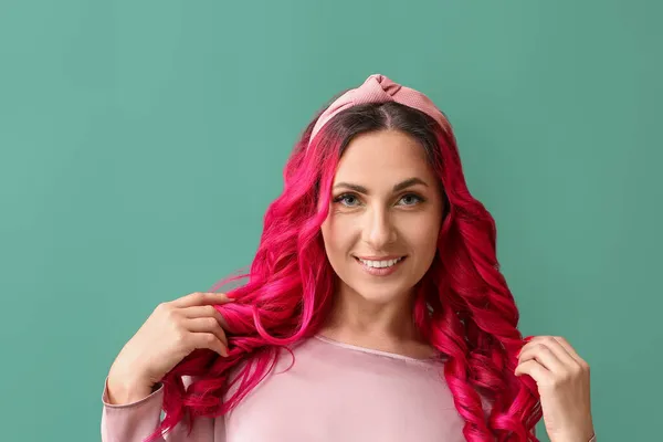 Schöne Frau Mit Ungewöhnlich Hellen Haaren Auf Farbigem Hintergrund — Stockfoto