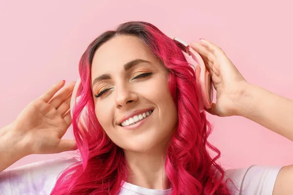 Красивая Женщина Необычными Яркими Волосами Слушает Музыку Цветном Фоне — стоковое фото