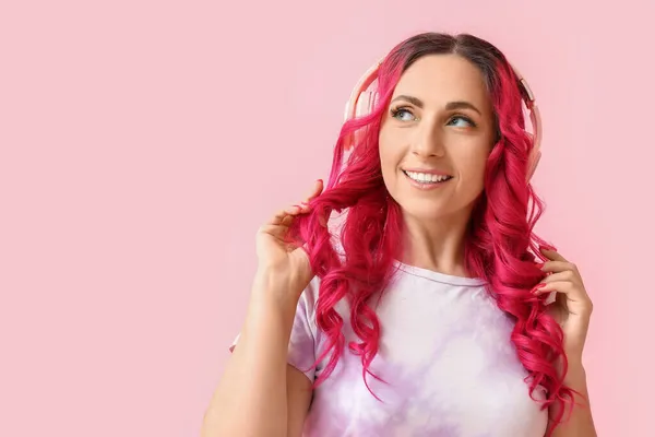 Schöne Frau Mit Ungewöhnlich Hellen Haaren Hört Musik Auf Farbigem — Stockfoto