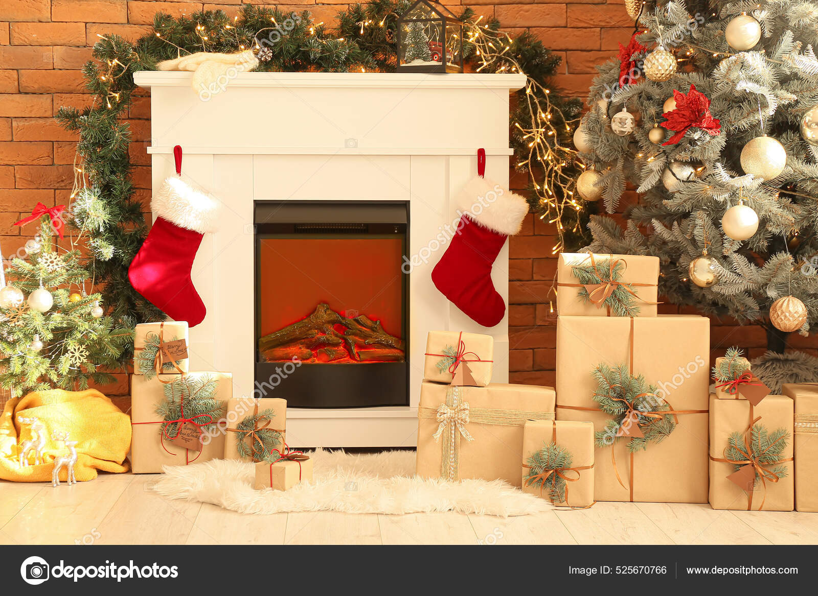Chimenea Con Calcetines Navidad Cajas Regalo Abeto Cerca Pared Ladrillo —  Foto de stock #525670766 © serezniy, image size:1600x1167