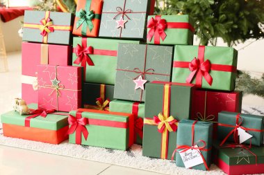 Odada bir sürü Noel hediyesi kutusu var.