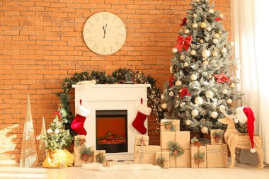 İçinde şömine, hediyeler ve güzel bir Noel ağacı olan oturma odası.