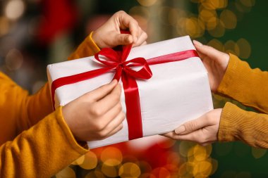 Noel arifesinde evde hediyeli kadınlar, yakın plan.