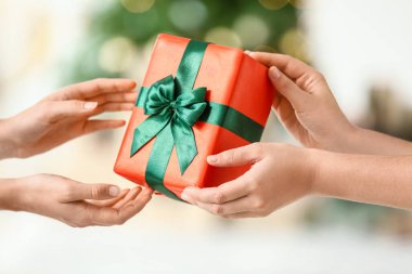 Noel arifesinde evde küçük hediye kutusu olan kadınlar, yakın plan.