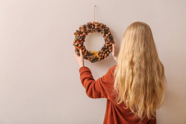 Güzel bir meşe palamudu çelengi asan kadın, yakın plan.