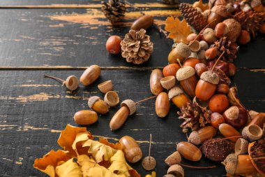 Siyah ahşap arka planda güzel meşe palamudu çelengi, yakın plan.