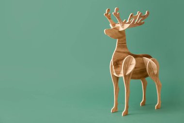 Yeşil arka planda tahta ren geyiği