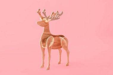 Pembe arka planda tahta ren geyiği