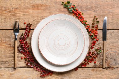 Masa düzeniyle kompozisyon ve ahşap arka planda yaban mersini.