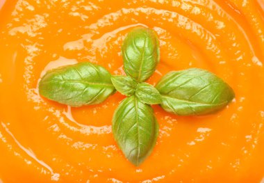 Lezzetli balkabağı kremalı çorba, yakın plan.