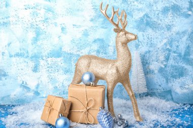 Altın ren geyiği Noel dekoru ve grunge arkaplanda hediyeler