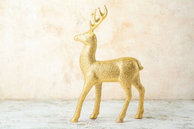 Grunge arka planında altın ren geyiği