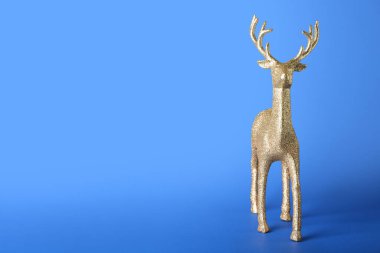 Mavi arka planda altın ren geyiği
