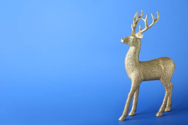 Mavi arka planda altın ren geyiği