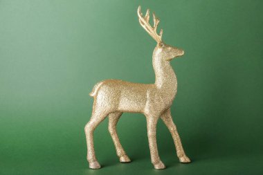 Yeşil arka planda altın ren geyiği